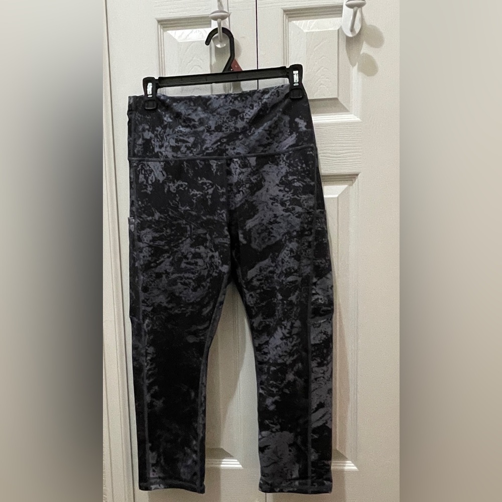 Black and Gray Patterned Leggings capris